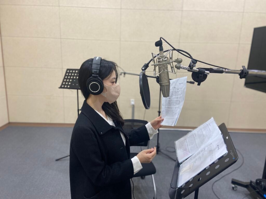 我在录音棚录制,作为一个配音演员。